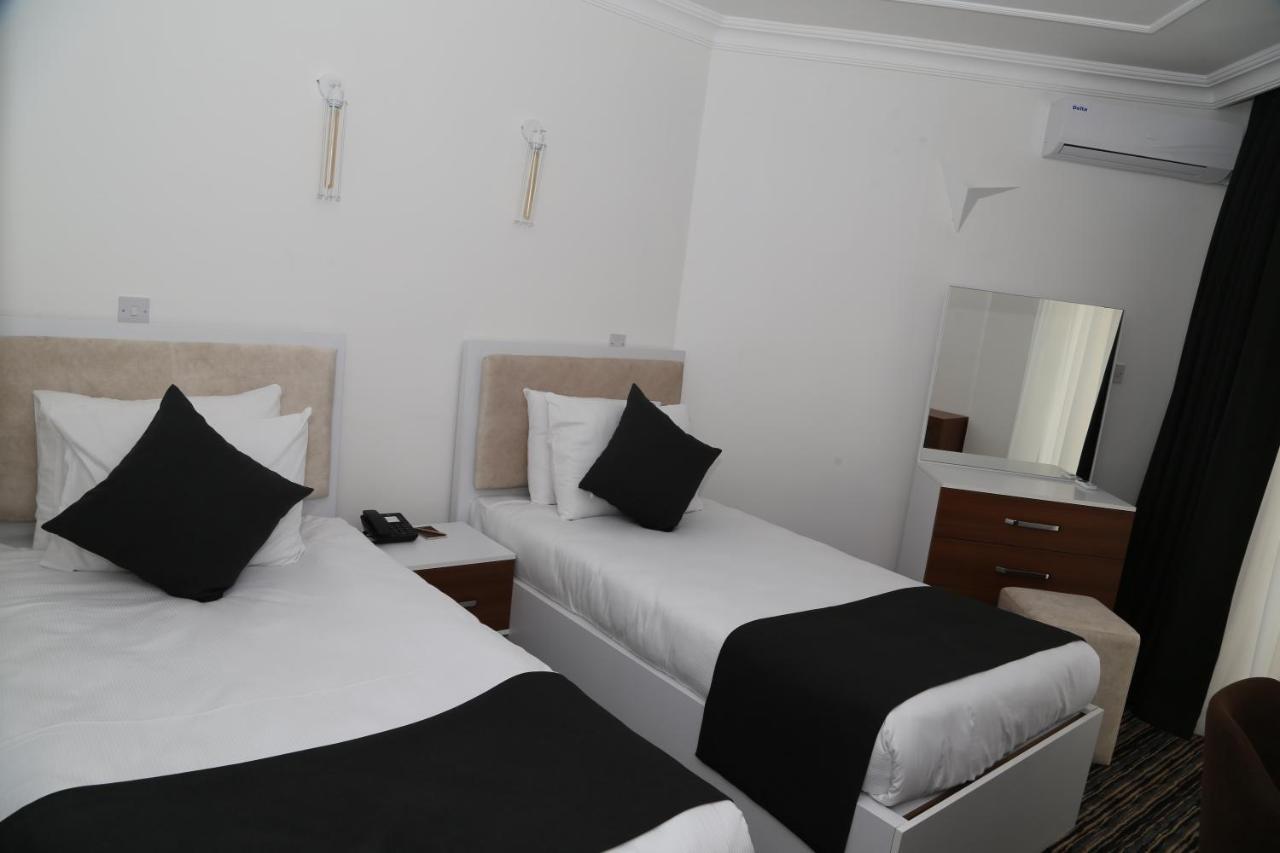 Celebrity Hotel ลาปิโทส ภายนอก รูปภาพ